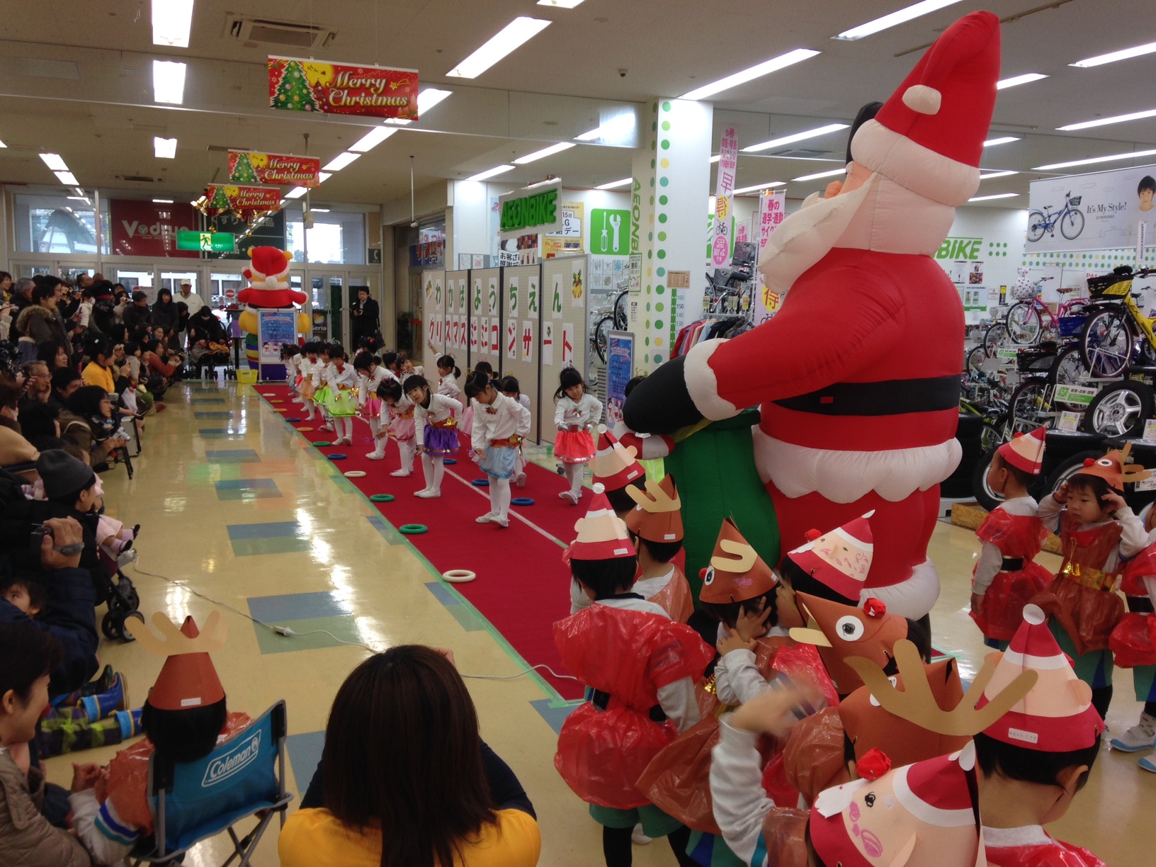 グリーンモール山室にて若葉幼稚園クリスマスミニミニコンサートを開催の画像