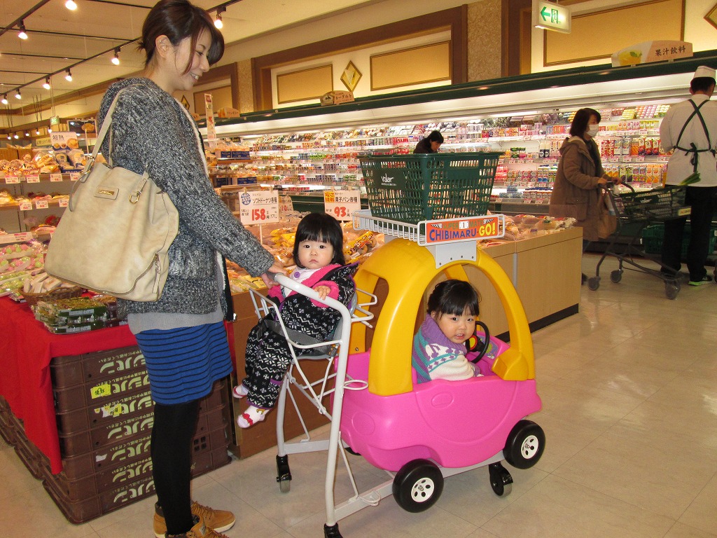 「アップルヒル」に子育て家族を助ける、幼児2人乗せショッピングカート登場！の画像