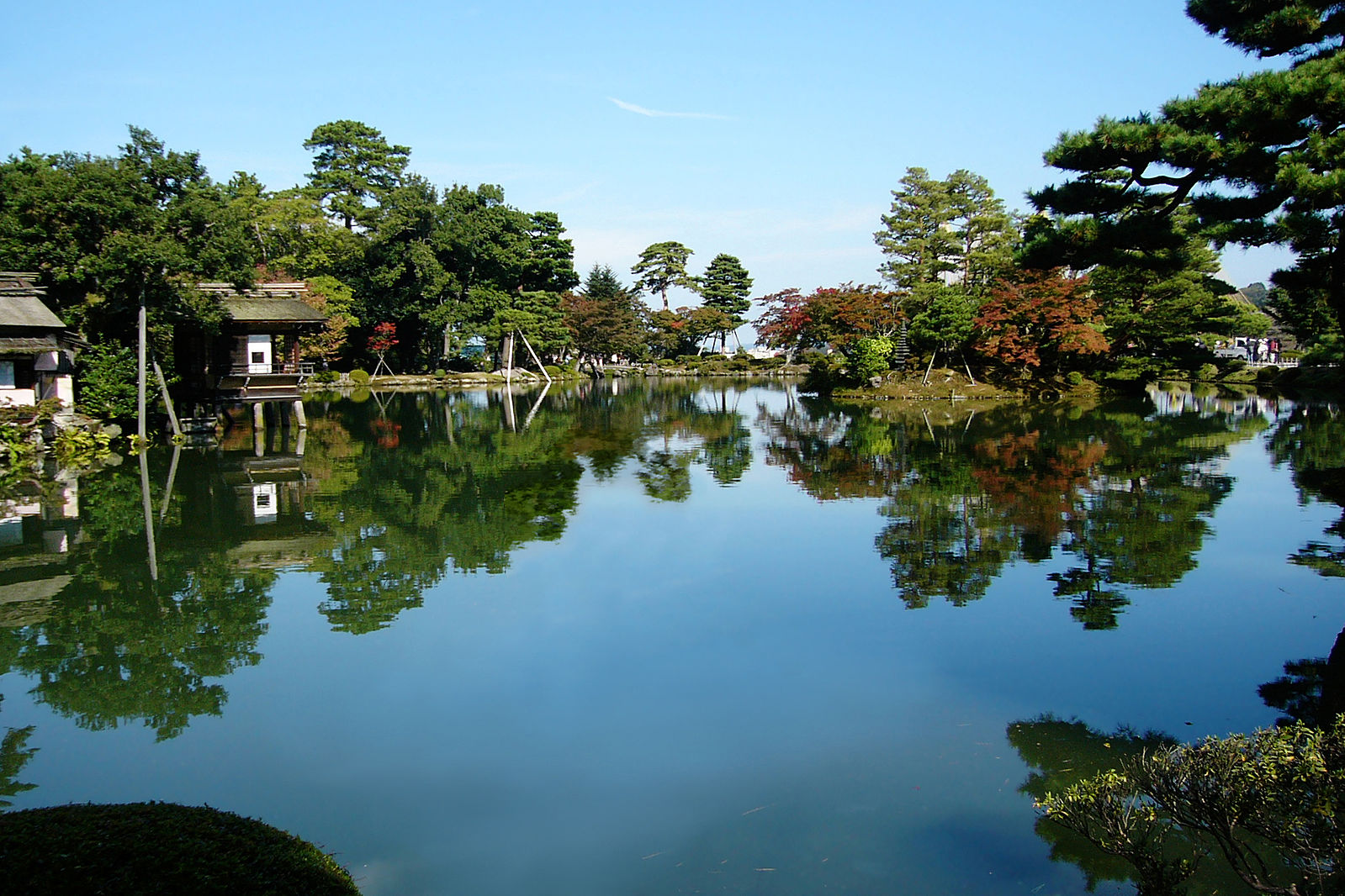 石川県を代表するおすすめ観光スポット、兼六園と輪島朝市の画像
